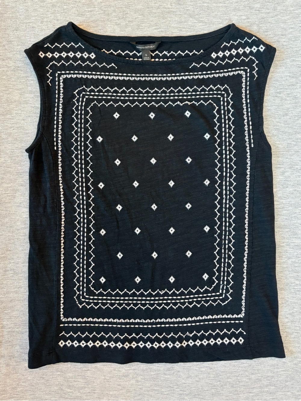 Banana Republic Black White Embroidered Sleeveless Top